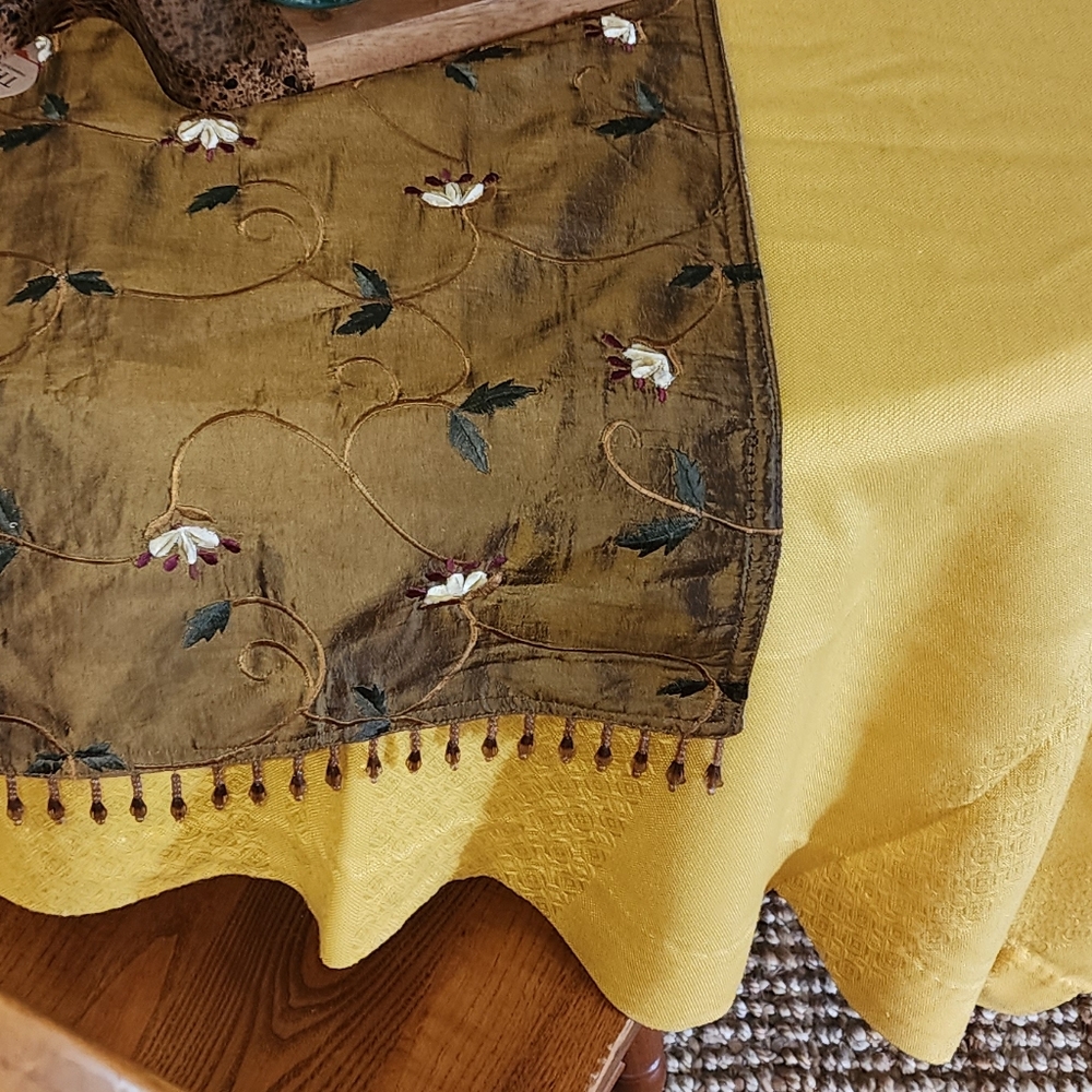 Luxury Table Linen Golden tablecloth 78x60 hand sewn - Picture 12 of 14